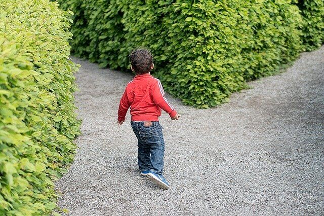 Zagubiony chłopiec w czerwonej bluzie w parku lokalizacja gdzie jest dziecko