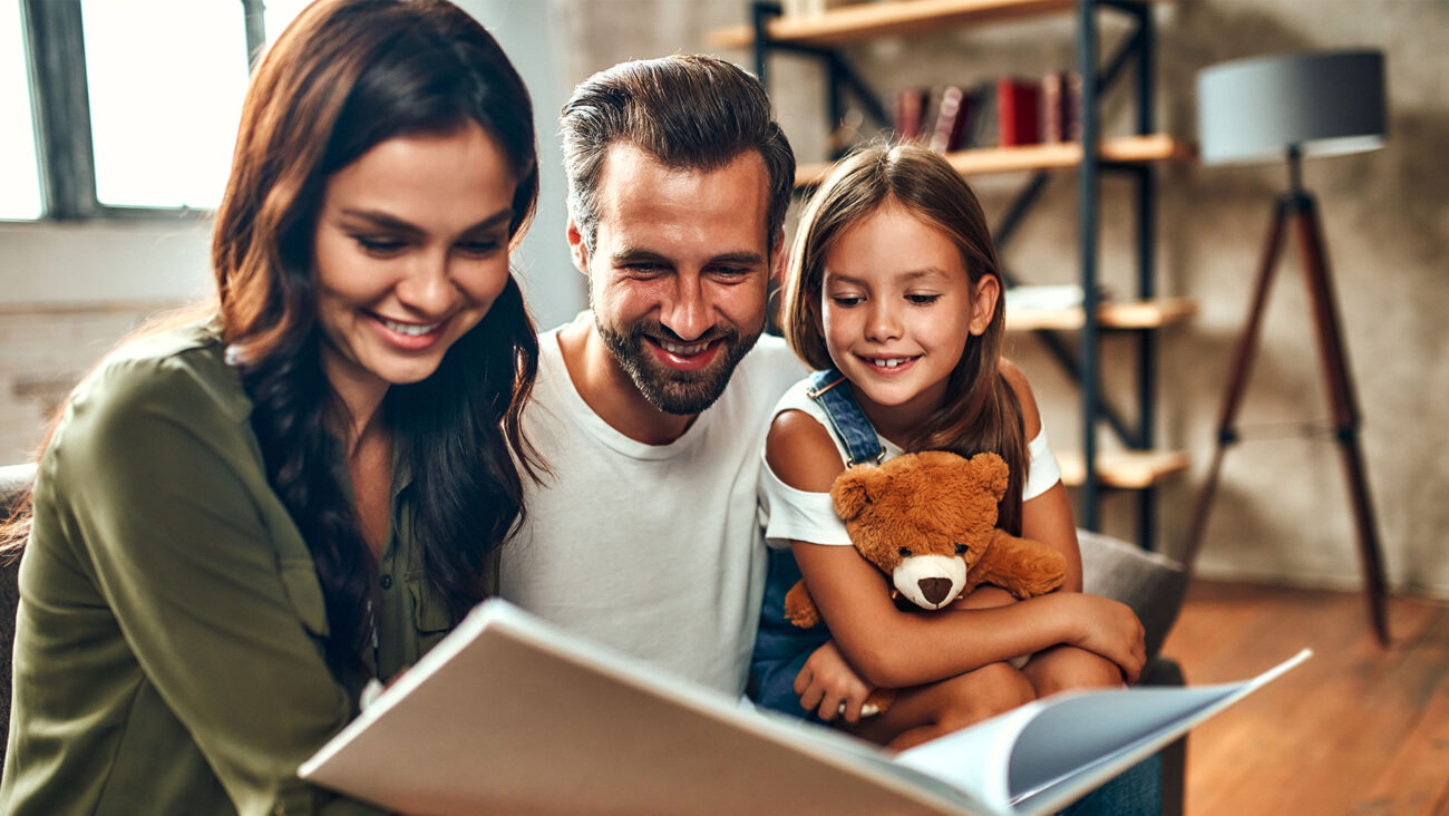 $ powody dla których warto wybrać Bezpieczną Rodzinę, czyli rodzice czytający córce książkę