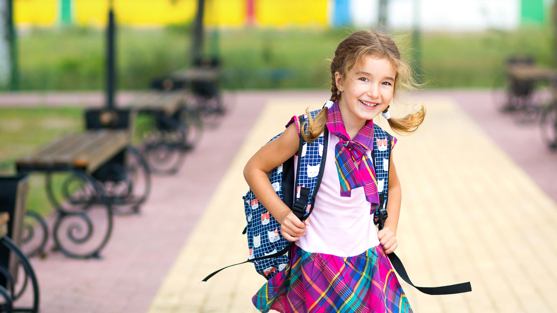 Dziewczynka wychodząca ze szkoły