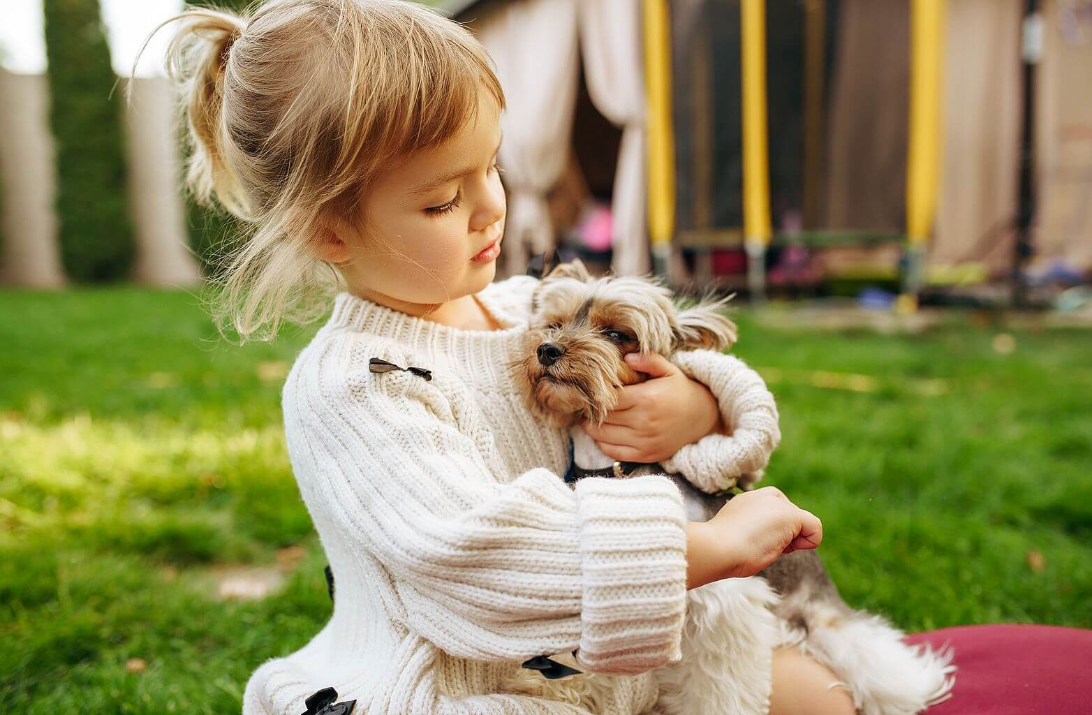Mała dziewczynka z małym psem