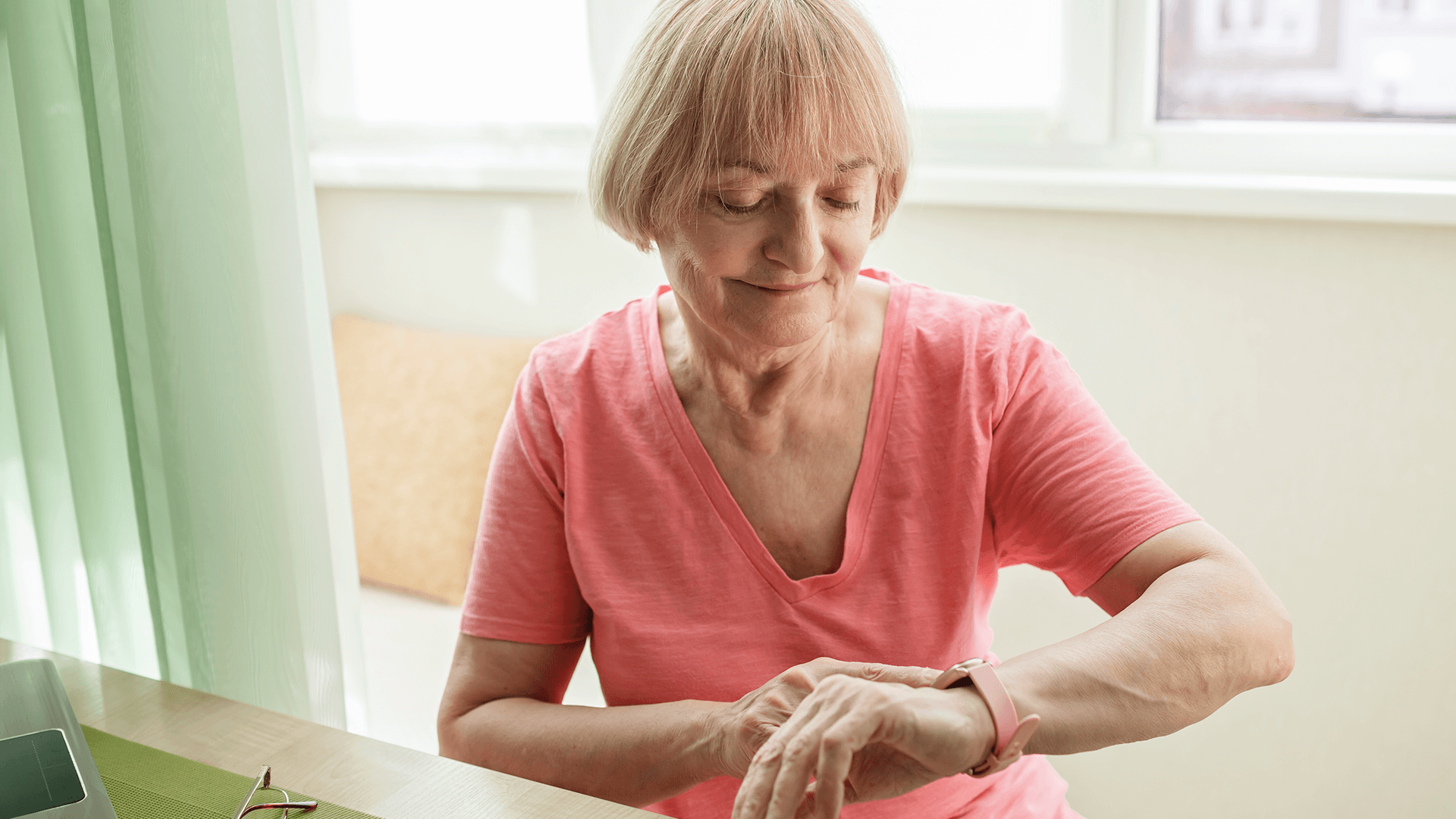 Starsza kobieta korzystająca z zegarka SOS dla seniroa