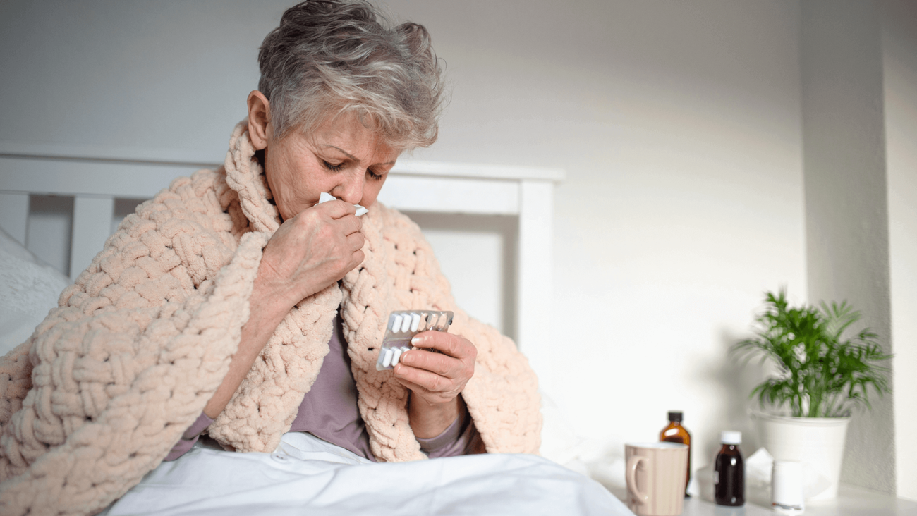 Przeziębiona kobieta biorąca leki