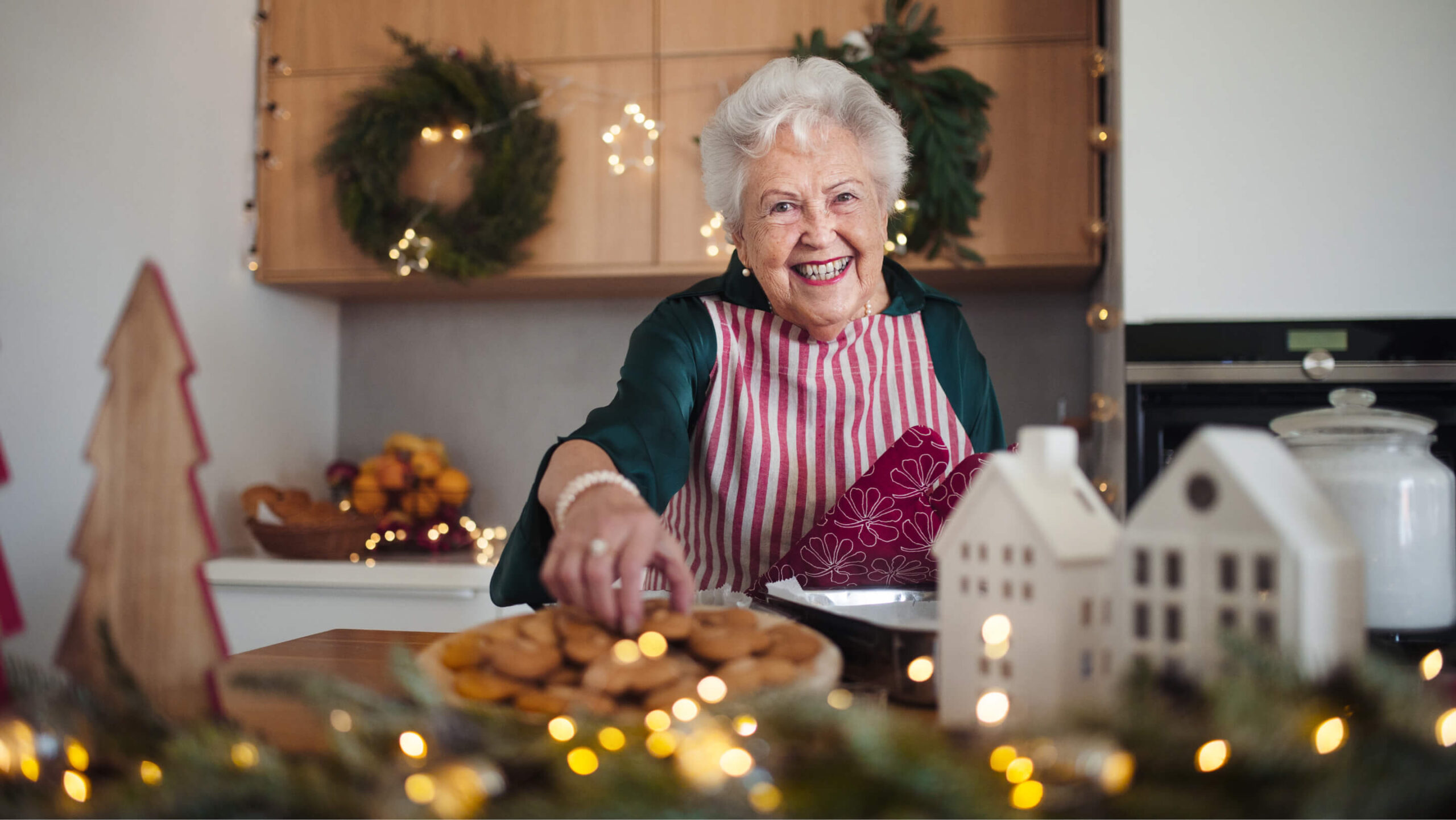 Starsza kobieta piekąca świąteczne ciastka