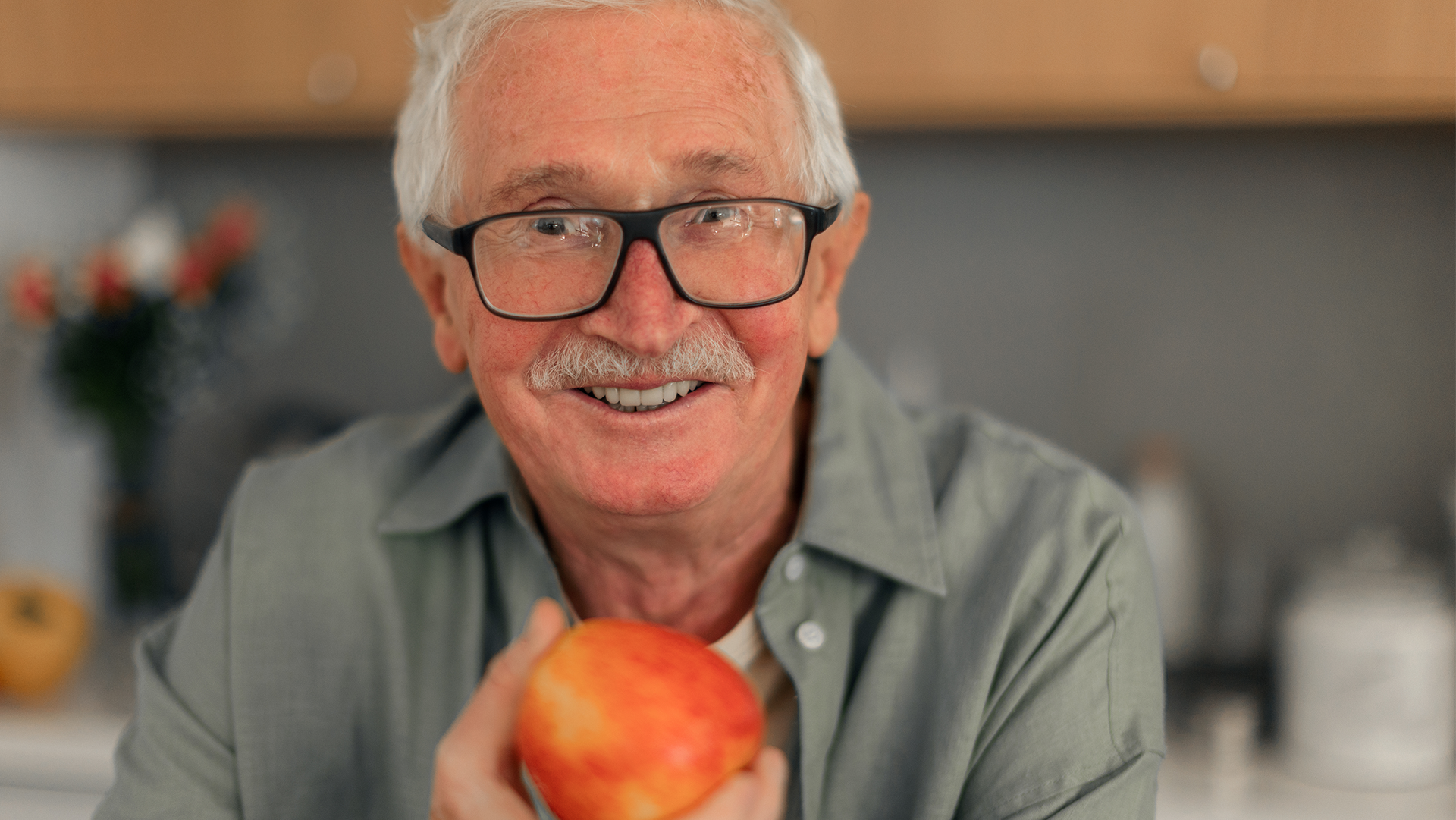 mężczyzna trzymający jabłko