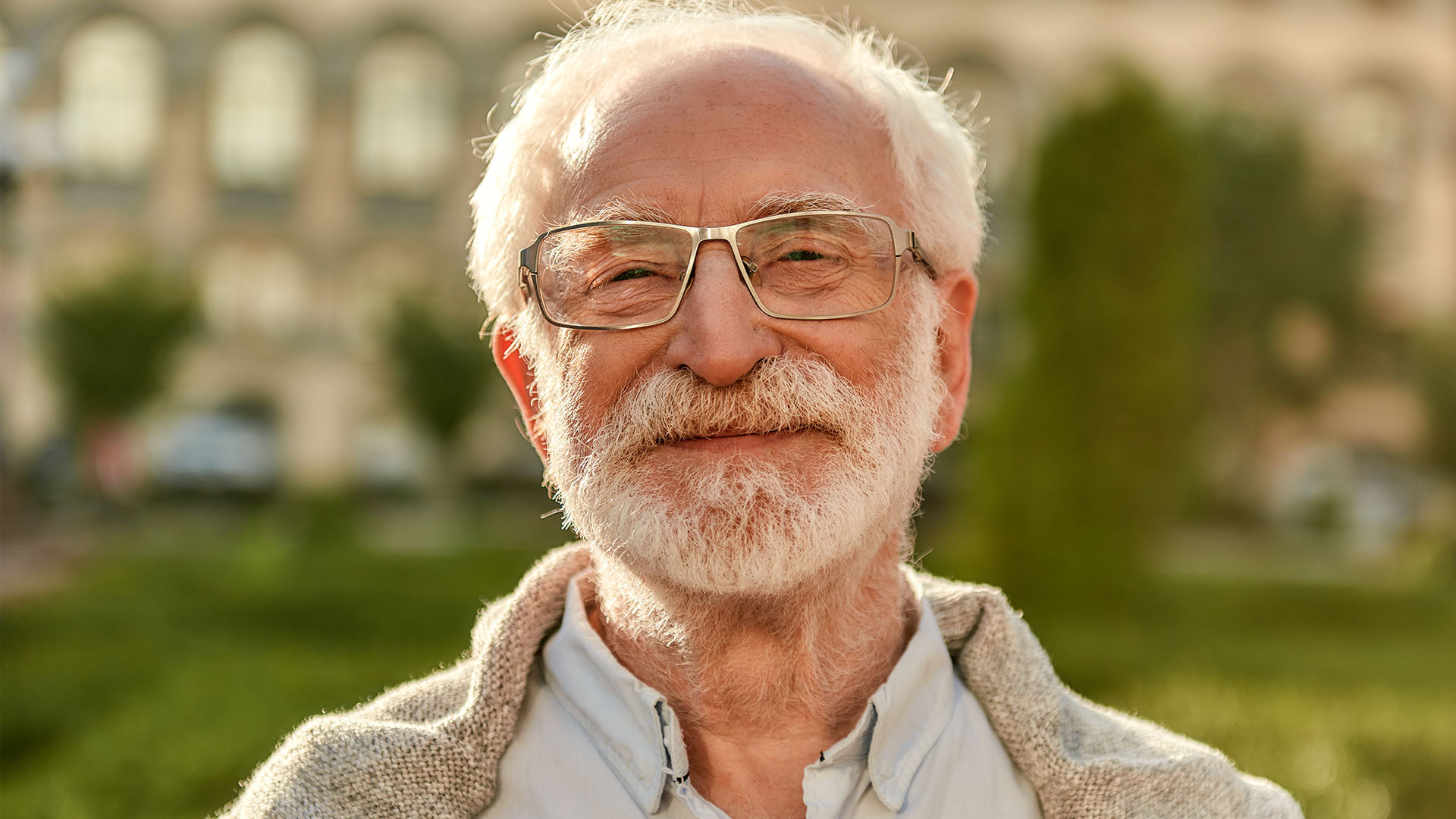 Starszy mężczyzna w okularach z siwą brodą