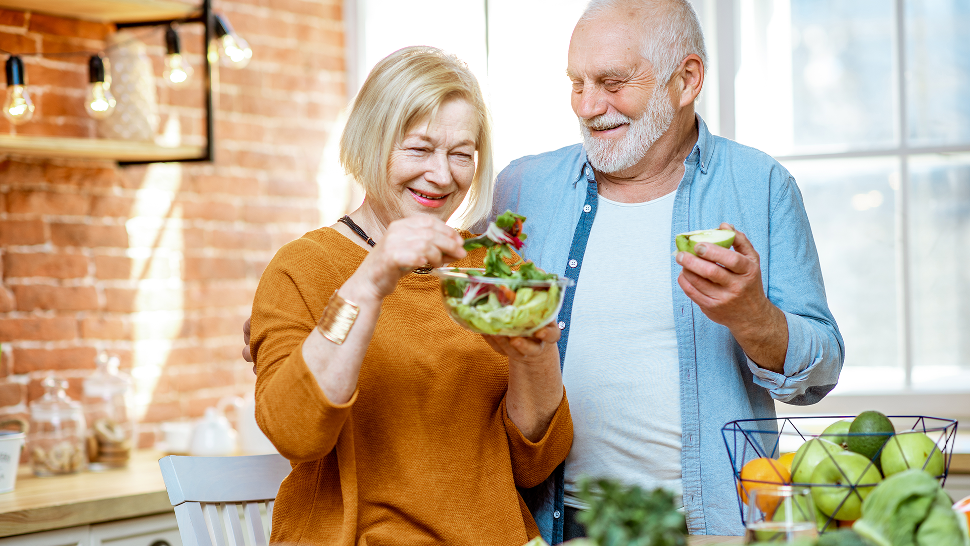 seniorzy jedzący zdrowo
