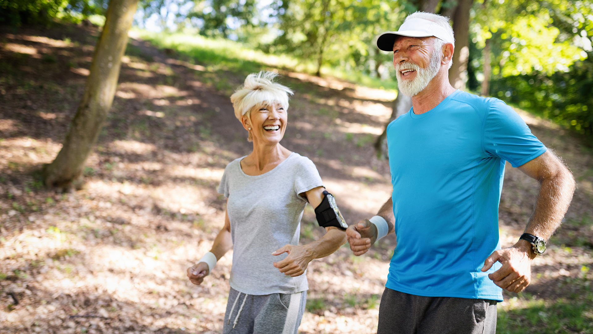 Seniorzy podczas porannego joggingu