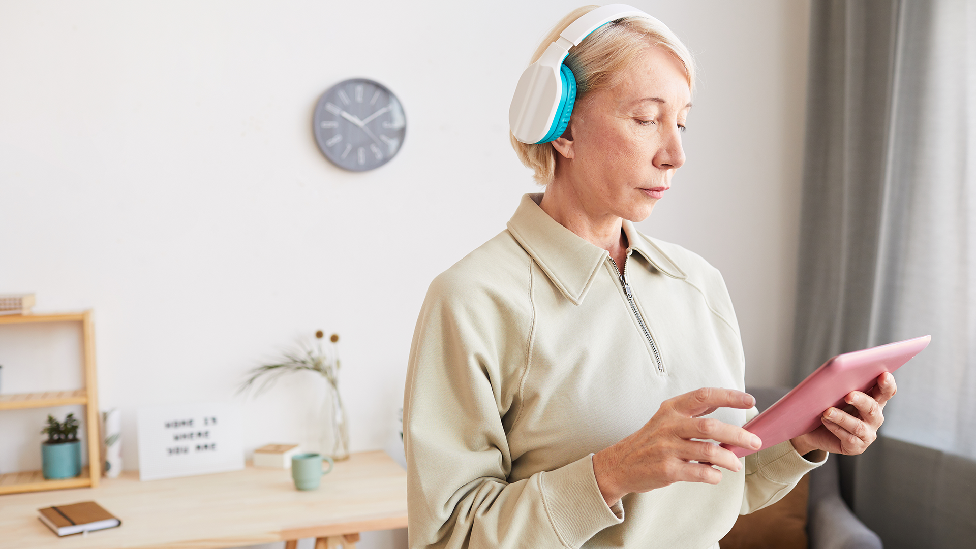 Starsza kobieta słuchająca muzyki przez telefon