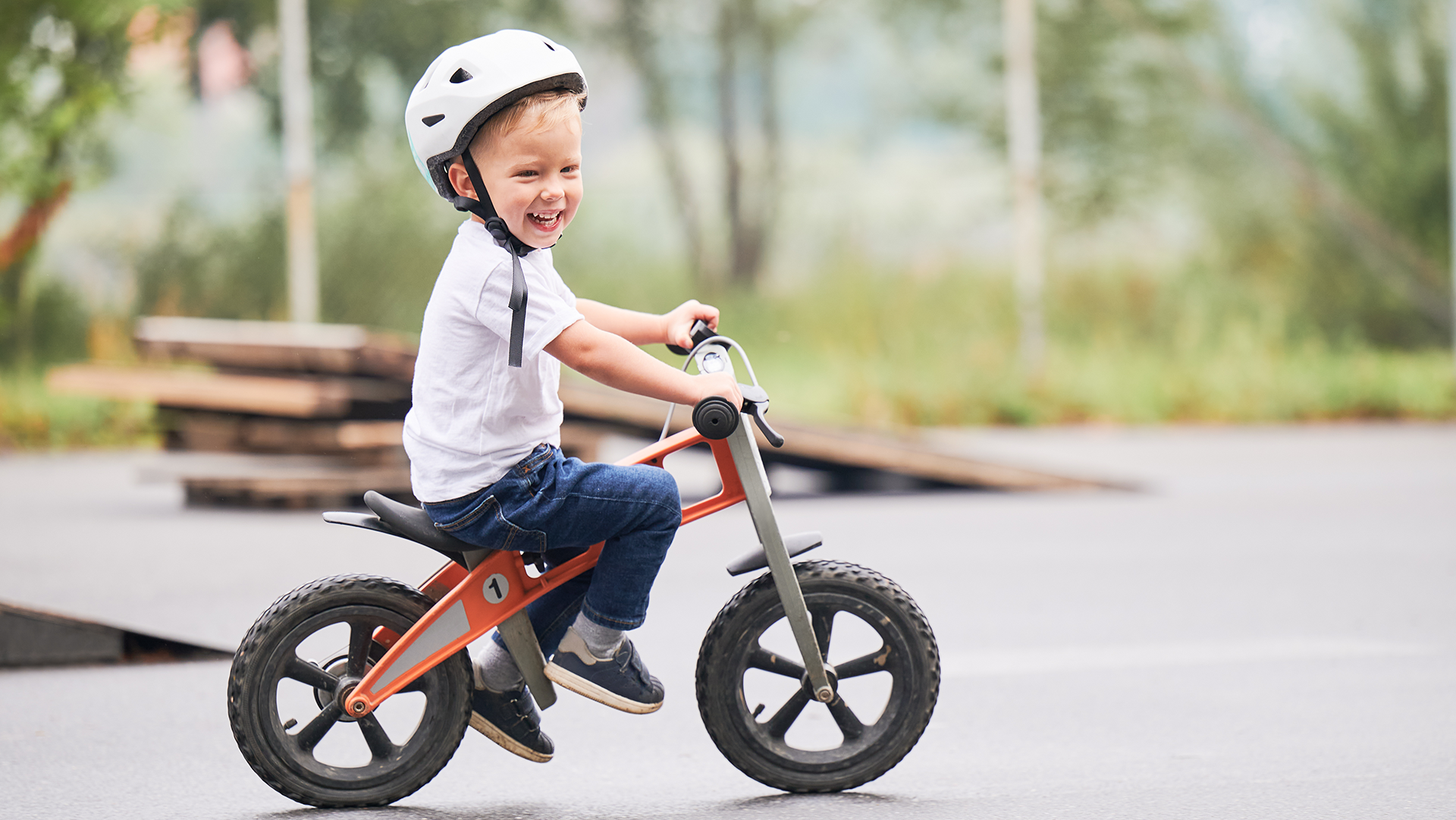 Chłopiec na rowerku dziecięcym