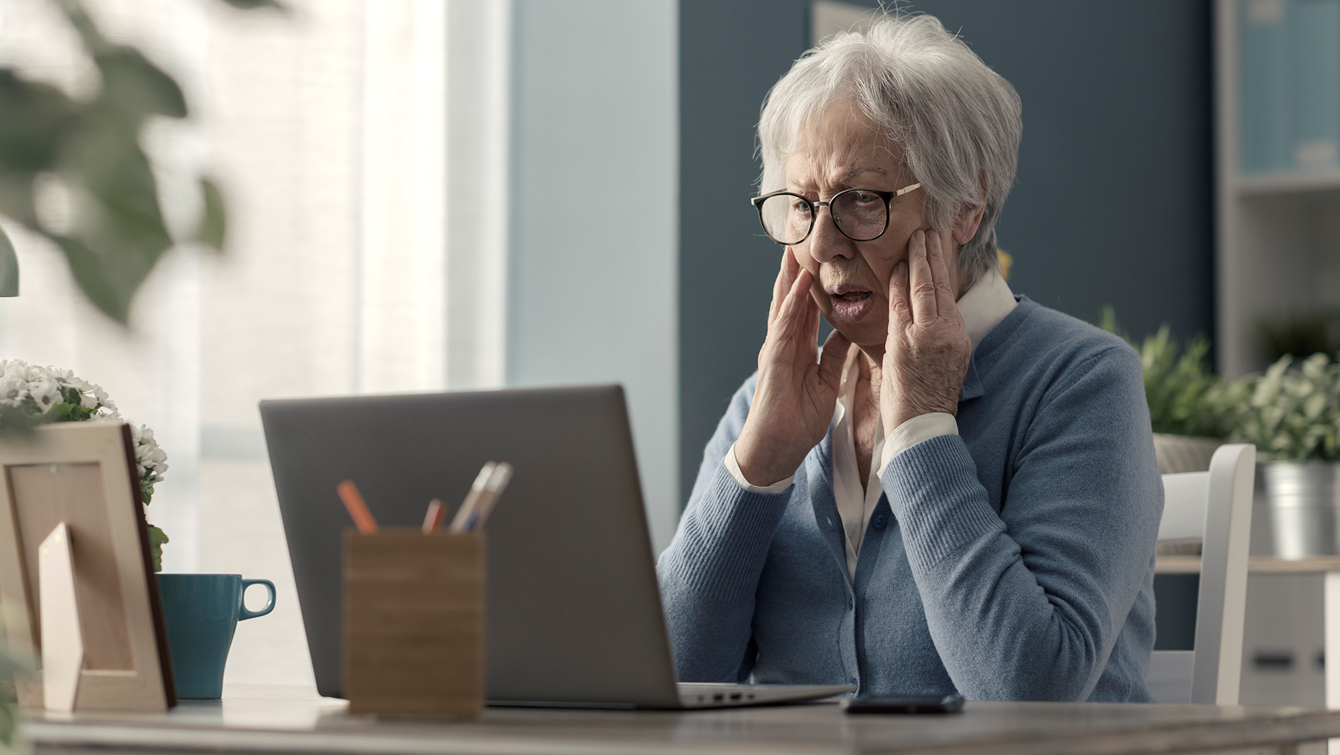 starsza kobieta przed komputerem